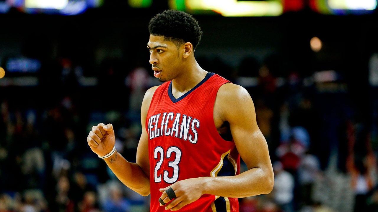 Davis returns, Pelicans edge Jazz